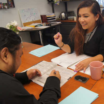 photo of DSPS counselor Linda Phan with a student